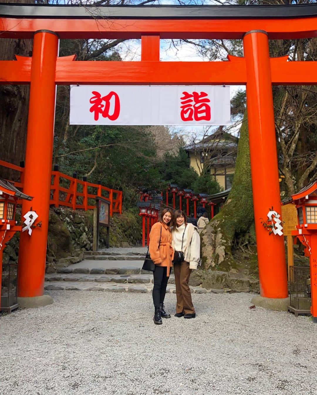 奥野由さんのインスタグラム写真 - (奥野由Instagram)「京都生まれ京都育ちの 京都人にして初京都観光✨⛩☺️ 京都とってもいいところ◎  住んでるとあんまり観光とかしーひんかったし、この歳になって、京都から離れてたから、行ってみたかったところとか行けて楽しかった〜☺️夜の南禅寺の水路閣は神秘的だった〜！貴船神社はマイナスイオン沢山感じれる自然いっぱいのところでした！！次は雪降ってる時か、紅葉の時期に行きたいなあ〜！！！まよありがとう😊💗 #南禅寺  #貴船神社  #京都  #京都観光  #京都巡り  #水路閣  #kyoto  #kyotojapan  #check5562」1月4日 22時37分 - __yuu___