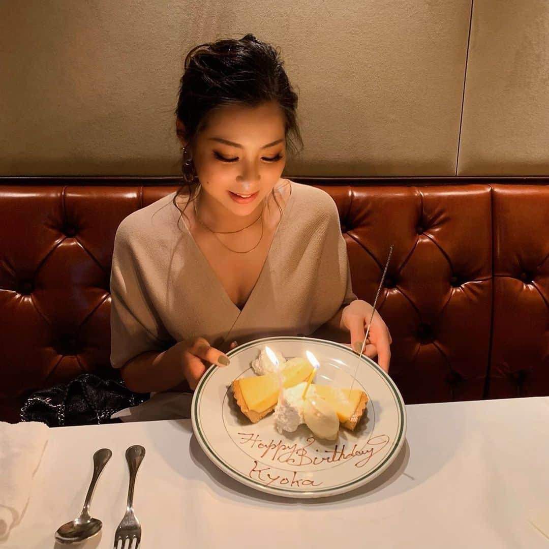 のインスタグラム：「23歳になりましたーーー👏❤️ 今年ものんびり頑張りますので、 みなさま見守ってください🤗🌹 #写真鼻水垂れてるみたいになってるけど #タレテナイヨ😂  #ストーリーとかにお祝い載せてくれた方々ありがとう❤️ #とても嬉しい😊」