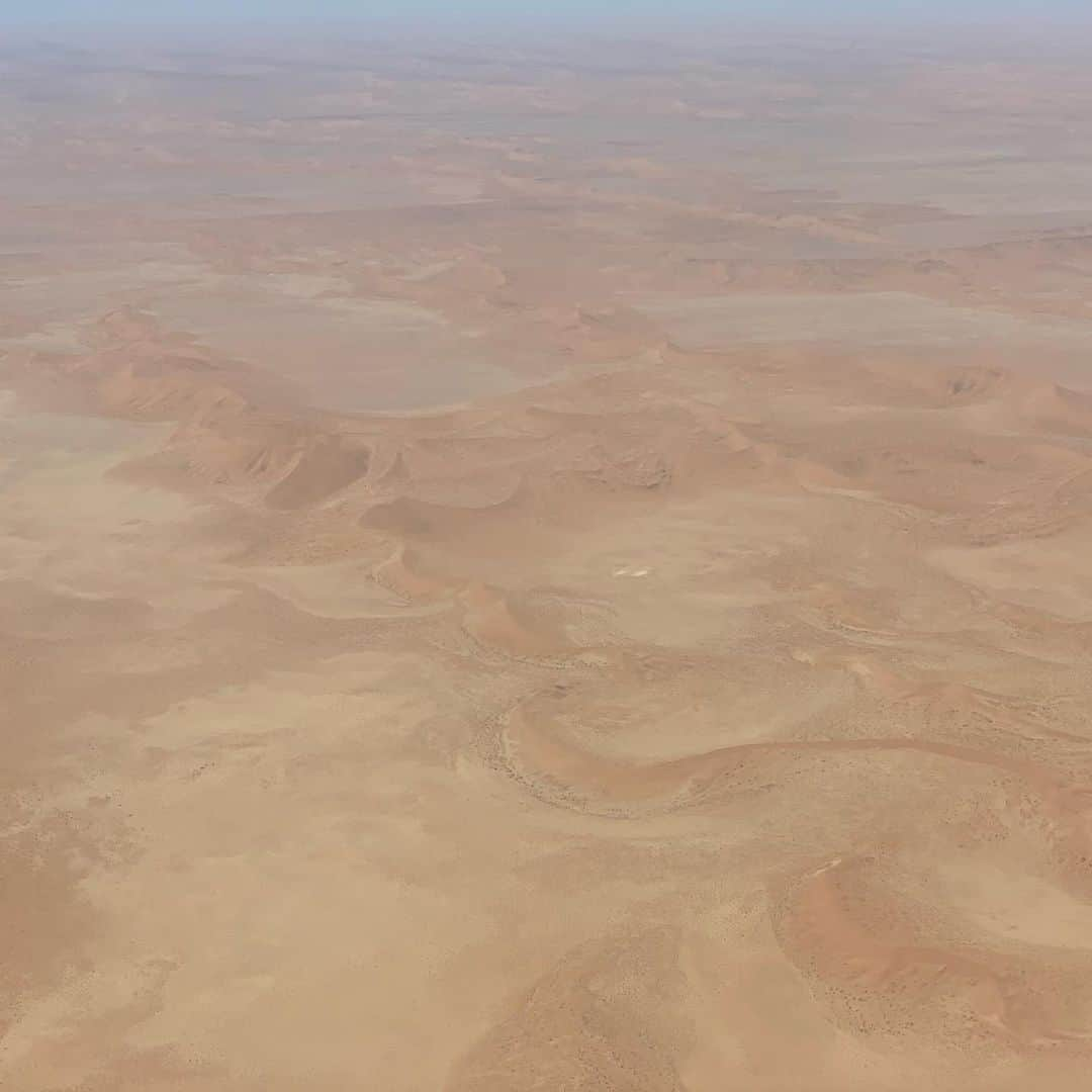 ホーランド・ロデンさんのインスタグラム写真 - (ホーランド・ロデンInstagram)「Namibia birds eye Purros and Sossusvlei with lovely Anna making me wanting to get my pilot license 🙌🏻👌🏻👍🏻 Good times tracking desert adapted elephants, giraffes, springbok, oryx, kudu, ostrich and getting to chat with the near by Himba village ❤️ thank you @scenicair for letting me propel;) around with Anna!!」1月4日 22時40分 - hollandroden