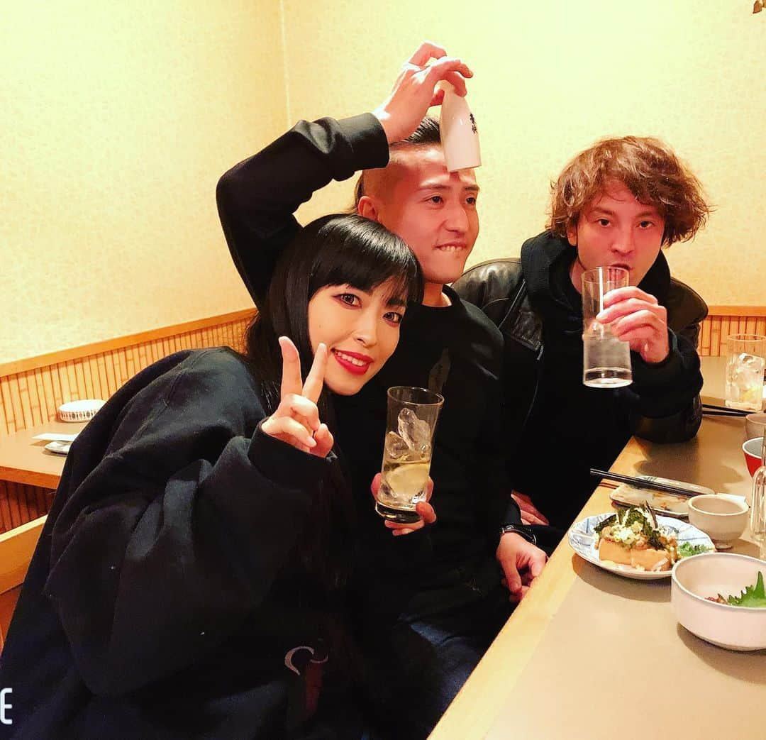 SATOKOさんのインスタグラム写真 - (SATOKOInstagram)「今日は #ふぁじこん で初詣と新年会♡ いつ逢ってもいつも通りの大事な家族。 最後の絵はお絵描き伝言ゲームでじょんが描いたやつ。何の絵でしょう。笑 #fuzzycontrol #juon #joe #satoko #band #bond」1月4日 22時42分 - fc_satoko