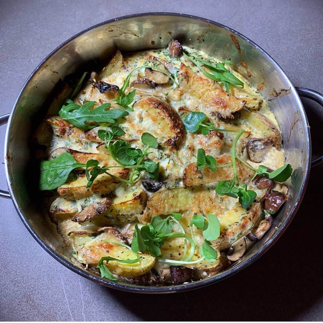 ナイジェラ・ローソンさんのインスタグラム写真 - (ナイジェラ・ローソンInstagram)「Meanwhile, over on @Foodim, this greed-inducing photograph of potatoes and mushrooms al forno by @thegourmetgays is #PostOfTheWeek.」1月4日 22時42分 - nigellalawson
