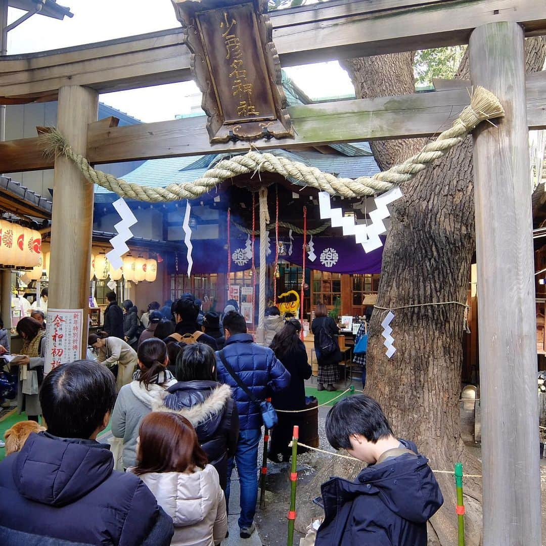 桂春雨さんのインスタグラム写真 - (桂春雨Instagram)「土地の氏神様『少彦名神社』に初詣。4日ともなると参拝客は多くないので、あまり並ばずに済みました。 #初詣 #少彦名神社 #神社 #神農さん #道修町 #2020年」1月4日 22時42分 - harusamek