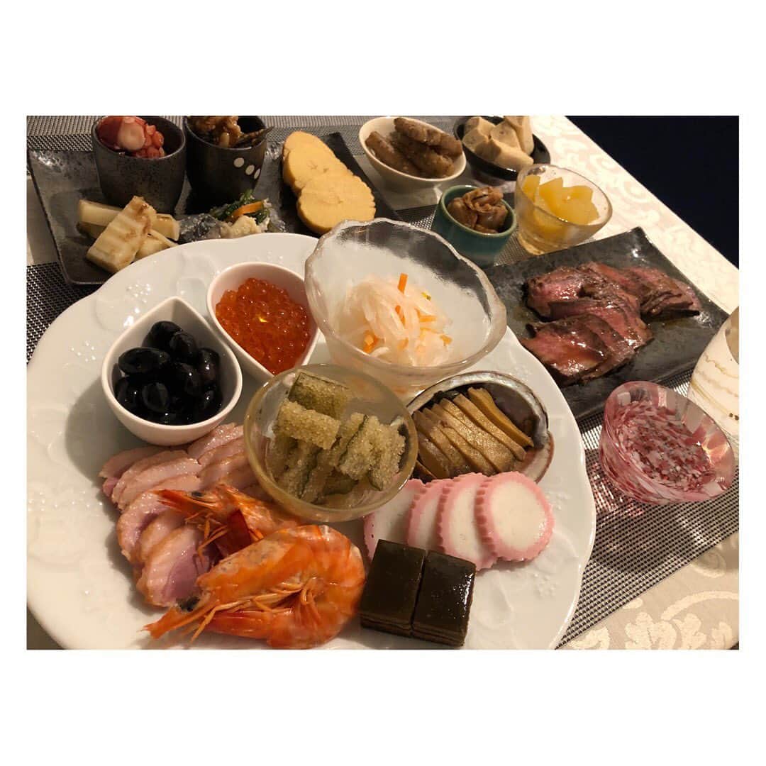 柳野玲子のインスタグラム：「いただきもののおせち🥰 私は切って盛り付けただけですが(￣∀￣)笑 どれも美味でした💞 ビール、日本酒、赤ワイン…お酒も少々たしなんでおります(*´꒳`*)✨ #おせち料理 #おせち #お正月」