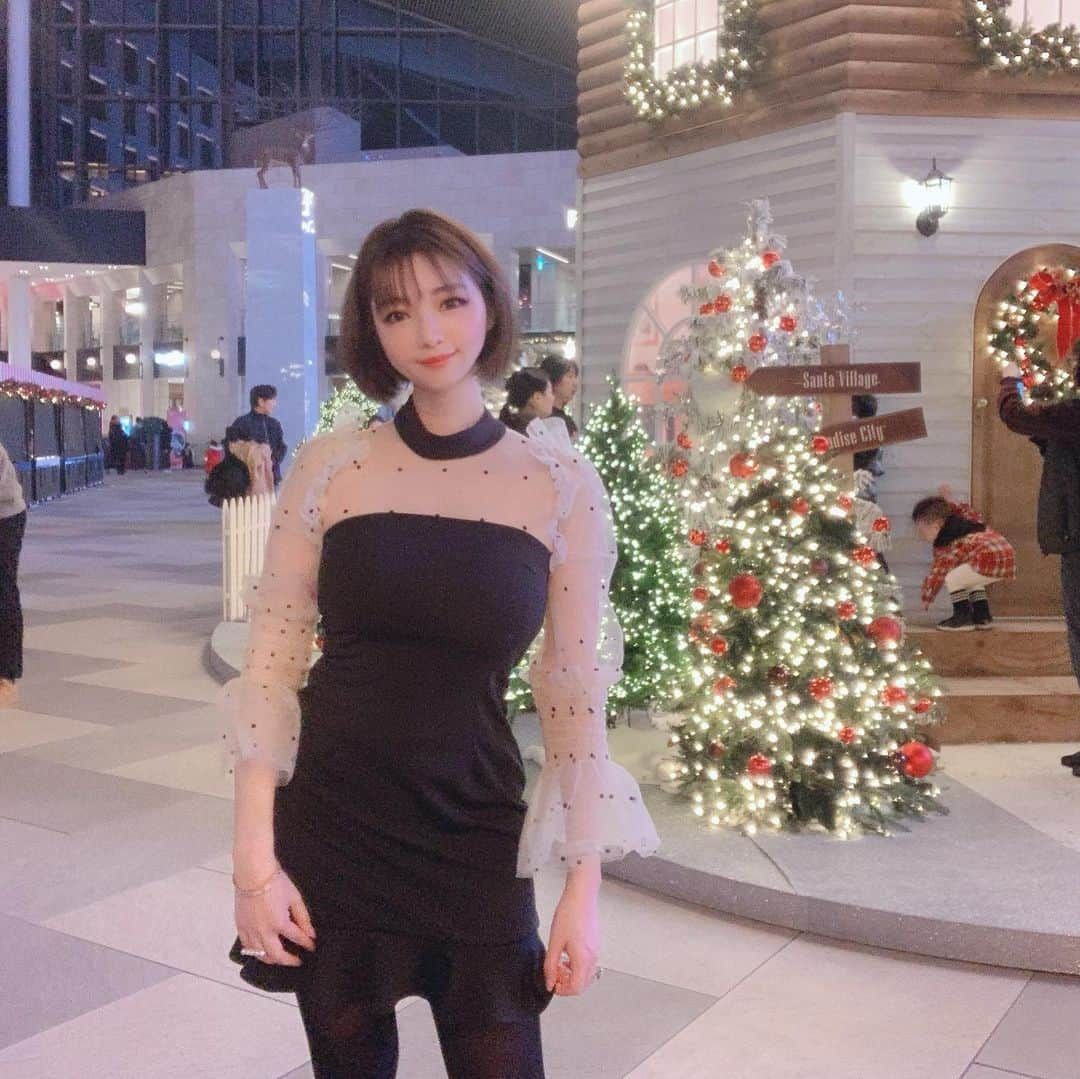 森下悠里さんのインスタグラム写真 - (森下悠里Instagram)「@randy_online_  今回の韓国旅行でこのワンピ 大活躍💎✨✨ - お正月太りで確実に3キロか4キロ 増えてるけど痩せて見えるから助かる✨ - - 仁川空港着いてから車で一瞬で着く パラダイスシティに来たよ💓 - ここ、グランドオープン前に 日本パチンコパチスロ大使の撮影で 滞在したぶり💓 - 広くて造りもスタッフさんの対応も 全てが子供に優しくて ベビーカー天国です✨✨ - 明日は館内にあるテーマパークと プレイグランドに行く予定💓 - プールが10歳以下の子供が入れないの それが唯一残念かなぁ - 娘はプール遊びがとにかく 一番大大大好きだから 私だけプールに行くのは絶対可哀想 私も娘いないと楽しくないし - 今度また一緒に 日本のホテルプール行こうね💓 と約束したよ💓 - 同じフロアにある韓国サウナは お子様もOKです！と言われたけど 一歳の娘、、韓国サウナ好きかな？ - 多分、、プールの方が絶対好きなので 今回はテーマパークとプレイグランド あとショッピングして韓国滞在楽しみます💓 - - #韓国旅行 #trip #travel #korea #fashion」1月4日 22時48分 - yuurimorishita