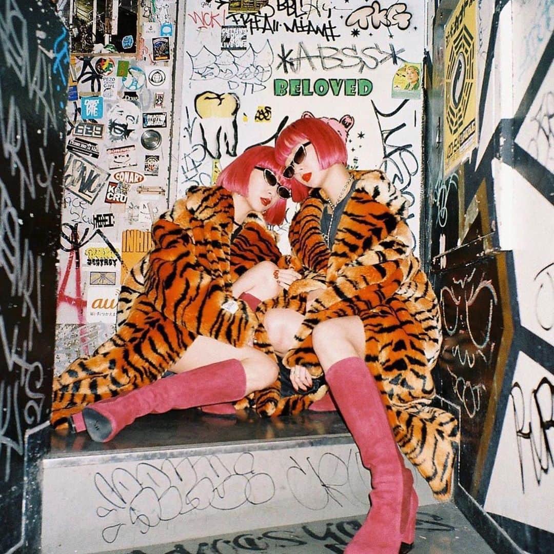 のインスタグラム：「🧡🖤🧡🖤🧡 ⠀  Fur coat @jakkeldn  #Repost @ayaxxamiaya ・・・ Twin Tiger🐯💛🐯💛... Red Boots👢 #stuartweitzman @stuartweitzman  #jakke #furcoat #ecofur」