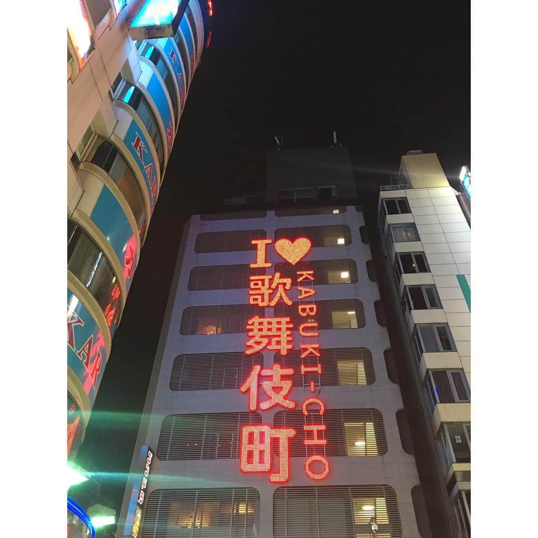 石毛輝さんのインスタグラム写真 - (石毛輝Instagram)「新宿LOFT「東京STREET2020」ありがとうございました！ 東京STREETって響きカッコいいですね。  Yap!!!新年初ライブでした。 今年も攻めた曲を作って音楽の奥深さというか色々な側面を楽しんでもらえたらなと思いますわー！  大好きなgatoのTシャツがカッコ良かったからVoの @age_1993_ とVJの @sadakata_hana ちゃんに囲まれてみました。 今年もgatoと色々出来たらいいな〜。 . . 皆さま本年もどうぞよろしく！！！. . . #yap #ヤップ #gato #新宿loft」1月4日 22時52分 - akiraishige