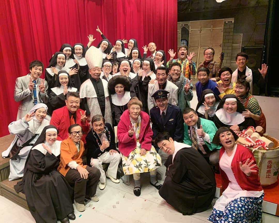 服部ひで子のインスタグラム：「🎍MBS よしもと新喜劇 お正月スペシャル🎍  みんなで合唱させていただきました。  全員で 真剣に取り組んだ練習期間。  すごく すごく 素敵な時間でした。  見てくださった方々の心に、 私たちの気持ちが伝わっていますように…✨ 改めて 『手紙～拝啓 十五の君へ』  名曲ですね(*´∀｀*)✨ #吉本新喜劇 #よしもと新喜劇 #新喜劇 #お正月スペシャル  #合唱  #末成映薫 姉さん #未知やすえ 姉さん #宇都宮まき 姉さん #山本奈臣実 姉さん #前田真希 姉さん #金原早苗 姉さん  #前田まみ 姉さん #井上安世 姉さん  #森田まりこ 姉さん #服部ひで子 #岡田直子 さん #大塚澪 ちゃん #小林ゆう ちゃん #曽麻綾 ちゃん #矢内井玲奈 ちゃん」