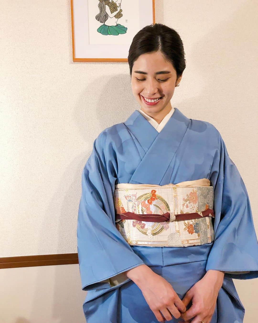 山崎愛香さんのインスタグラム写真 - (山崎愛香Instagram)「. 着物初め🇯🇵 旦那さんの実家に新年のご挨拶に 覚えたての二重太鼓、ちょっとドキドキ。 でも肝心のお太鼓を撮り忘れました😂 とっても素敵な色無地だけど、一つ紋付なので なかなか出番が来ず、ようやく着れました💙 #着物 #正月着物 #色無地 #色無地コーディネート #袋帯 #kimono #kimonostyle  #3枚目はさおりちゃんの赤カブ #赤カブの漬物が大好物です #左下にさりげなくトッポ」1月4日 23時09分 - manaka_yamazaki