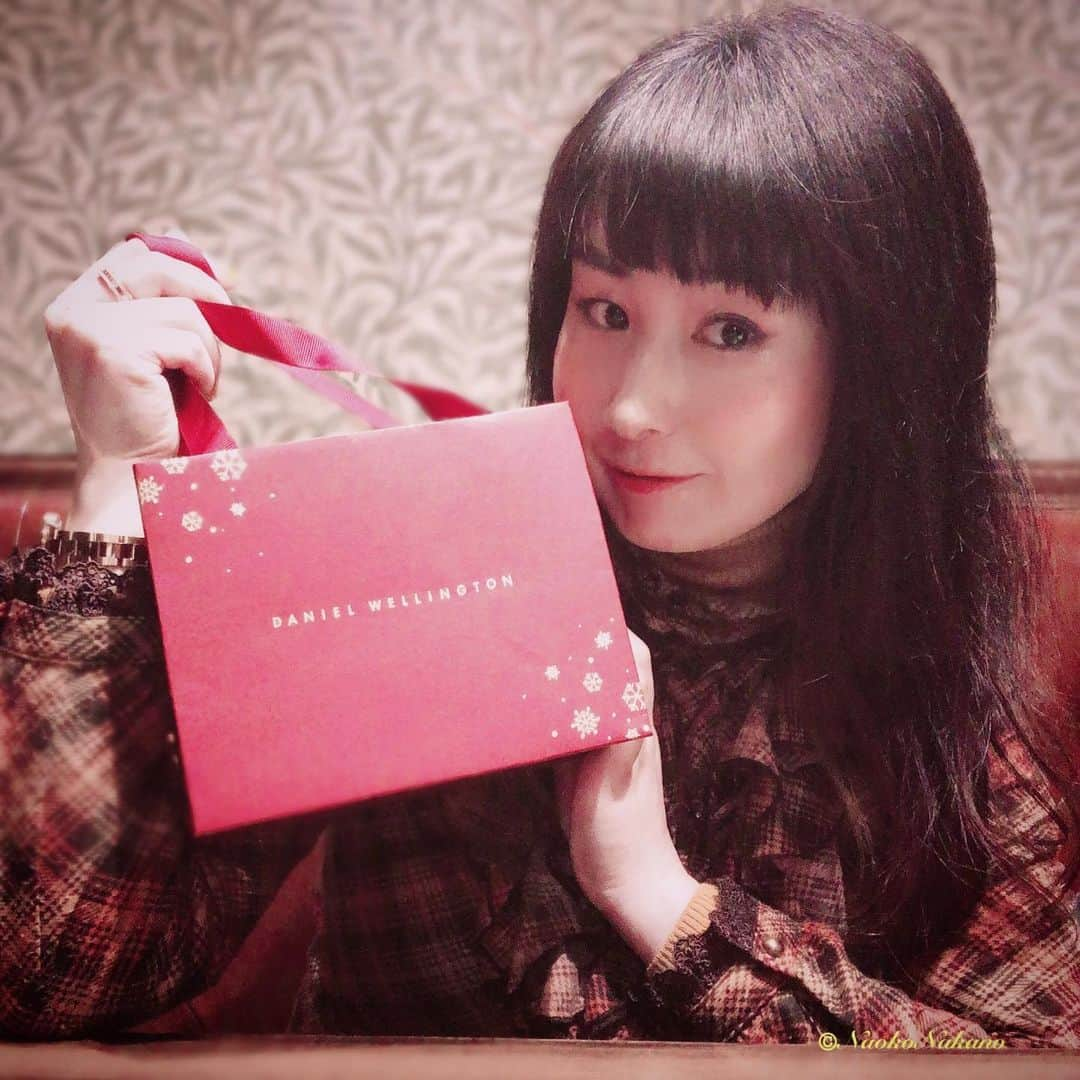 中野菜保子さんのインスタグラム写真 - (中野菜保子Instagram)「. 「あなたはどっち❓ホリデー感」 @danielwellington . 写真は🍎🍎🍎🍎🍎🍎🍎🍎🍎🍎枚 . 1:お布団が好き 2:withチーズコーヒー等 3:ついでにコラム書く 4:パッケージ 5:ミニ紙バック 7: 中野の手 9:いえー 10:お年玉☆1年間ファイト (キャミ着てます🎽) . . ご機嫌いかがですか？（≧∇≦）？ 枚数が多いので ラストまで見てくれた方 ありがとうです😊 . . そろそろ出勤やー、というヒトも そろそろ休日やー、というヒトも . 「ホリデー感」感じるのは どっちかな🎶😌🎶 . 1、寝てる時 2、遊ぶ時(shopping含む) . . 中野は お布団を愛して止まない上に お出かけも好きなので、 みんなそういえば どっちなんやろ、 と思いました🎡🛏🛍 . . え？キャミ着て寝てますちゃんと🌸 . . 今日の時計はDaniel Wellington (@danielwellington )の ICONIC LINKです💫💫💫 . . 先日そのアイコニックさに 「(それ)DWですよね？」って 話しかけられてから 現在すっかりダニエル推しです。 高級感ありますし✨ ↑ワタシに隙があるとも言うw . . GOLDの雪の結晶デザインの 日本限定ラッピングと お揃いのミニ紙バッグは 可愛いから普段も使ったり🎁 . 可愛いリングに合わせて バングルも欲しいところです🎶 ↑揃えたい欲求🌹 . . 【15%OFFクーポンあり🎄🎄🎄】 「naoko8319」をDW公式直営店舗もしくは WEBショップで使用で15%OFFに💰 (期限:2020年1月31日まで) . . 【キャンペーン中！！！】 ☆2020年1月13日までに、2点以上購入で 20%OFF(全商品対象) . ☆日本限定ホリデーギフトラッピング無料 . ☆「naoko8319」の15%OFFクーポンコード併用可能 . サイト⏩https://www.danielwellington.com/jp . . 休日も、お仕事も、 みんな楽しく過ごせますように🍀 . . よいThe holidaysを🎉🎉🎉 ＊ ＊ ＊ #ダニエルウェリントン #DWホリデーギフト #danielwellington  #オリジナルリング #限定ギフト #時計 #腕時計 #唯一無二の輝き #レーズンサンド #高級感 #長く使えるもの #お揃いコーデ #プレゼント #笑顔が天使 #ホリデー感 #お布団好き #staygold #お出かけ好き #中野菜保子 #actor #俳優 #singergirls #クールな情熱家 #ヘプバーン #ナオ部 #手元倶楽部  #オリジナリティ #ダックワーズ #イルミネーション #謝謝 @danielwellington  @syanhaijitensya」1月4日 23時14分 - naokonakano8319