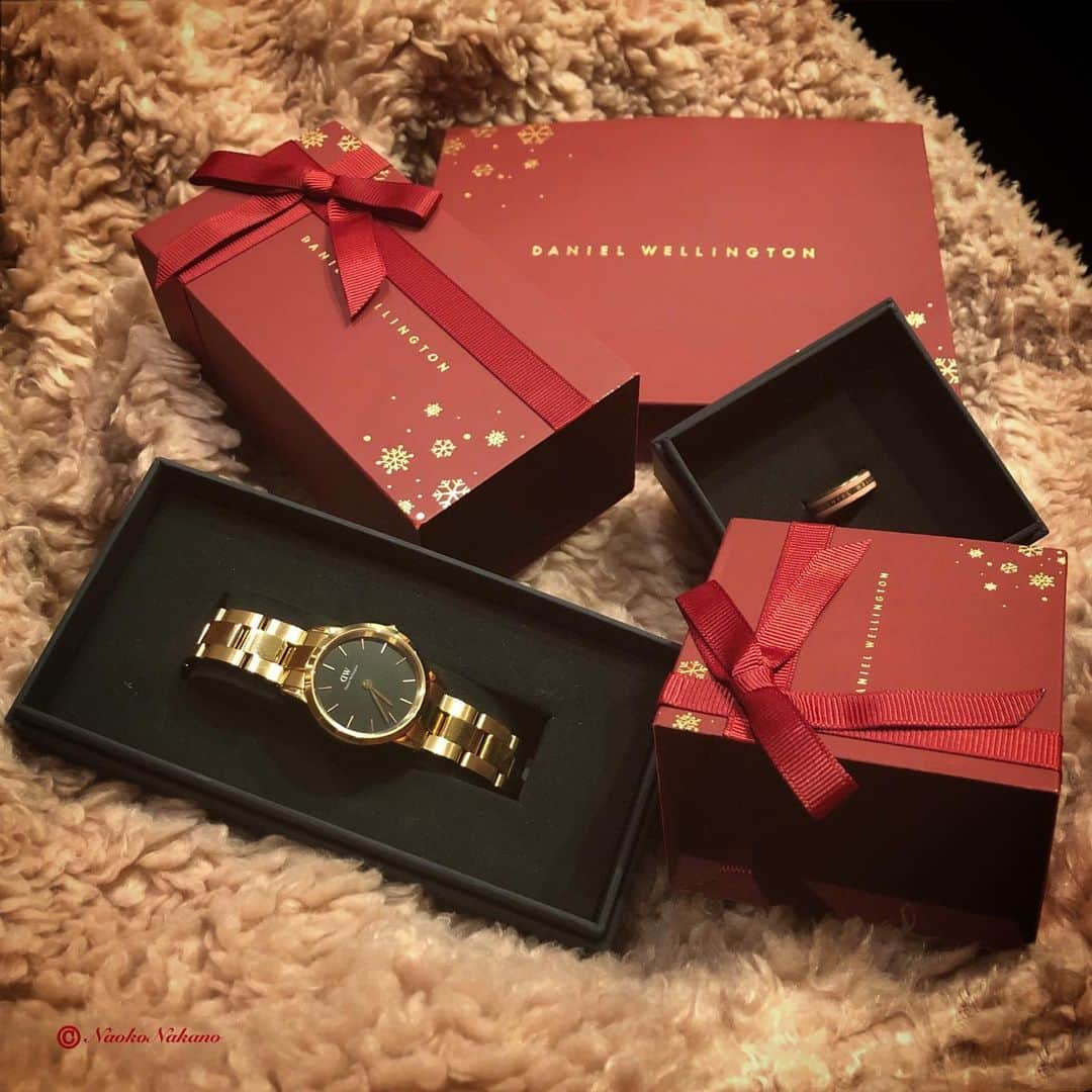 中野菜保子さんのインスタグラム写真 - (中野菜保子Instagram)「. 「あなたはどっち❓ホリデー感」 @danielwellington . 写真は🍎🍎🍎🍎🍎🍎🍎🍎🍎🍎枚 . 1:お布団が好き 2:withチーズコーヒー等 3:ついでにコラム書く 4:パッケージ 5:ミニ紙バック 7: 中野の手 9:いえー 10:お年玉☆1年間ファイト (キャミ着てます🎽) . . ご機嫌いかがですか？（≧∇≦）？ 枚数が多いので ラストまで見てくれた方 ありがとうです😊 . . そろそろ出勤やー、というヒトも そろそろ休日やー、というヒトも . 「ホリデー感」感じるのは どっちかな🎶😌🎶 . 1、寝てる時 2、遊ぶ時(shopping含む) . . 中野は お布団を愛して止まない上に お出かけも好きなので、 みんなそういえば どっちなんやろ、 と思いました🎡🛏🛍 . . え？キャミ着て寝てますちゃんと🌸 . . 今日の時計はDaniel Wellington (@danielwellington )の ICONIC LINKです💫💫💫 . . 先日そのアイコニックさに 「(それ)DWですよね？」って 話しかけられてから 現在すっかりダニエル推しです。 高級感ありますし✨ ↑ワタシに隙があるとも言うw . . GOLDの雪の結晶デザインの 日本限定ラッピングと お揃いのミニ紙バッグは 可愛いから普段も使ったり🎁 . 可愛いリングに合わせて バングルも欲しいところです🎶 ↑揃えたい欲求🌹 . . 【15%OFFクーポンあり🎄🎄🎄】 「naoko8319」をDW公式直営店舗もしくは WEBショップで使用で15%OFFに💰 (期限:2020年1月31日まで) . . 【キャンペーン中！！！】 ☆2020年1月13日までに、2点以上購入で 20%OFF(全商品対象) . ☆日本限定ホリデーギフトラッピング無料 . ☆「naoko8319」の15%OFFクーポンコード併用可能 . サイト⏩https://www.danielwellington.com/jp . . 休日も、お仕事も、 みんな楽しく過ごせますように🍀 . . よいThe holidaysを🎉🎉🎉 ＊ ＊ ＊ #ダニエルウェリントン #DWホリデーギフト #danielwellington  #オリジナルリング #限定ギフト #時計 #腕時計 #唯一無二の輝き #レーズンサンド #高級感 #長く使えるもの #お揃いコーデ #プレゼント #笑顔が天使 #ホリデー感 #お布団好き #staygold #お出かけ好き #中野菜保子 #actor #俳優 #singergirls #クールな情熱家 #ヘプバーン #ナオ部 #手元倶楽部  #オリジナリティ #ダックワーズ #イルミネーション #謝謝 @danielwellington  @syanhaijitensya」1月4日 23時14分 - naokonakano8319