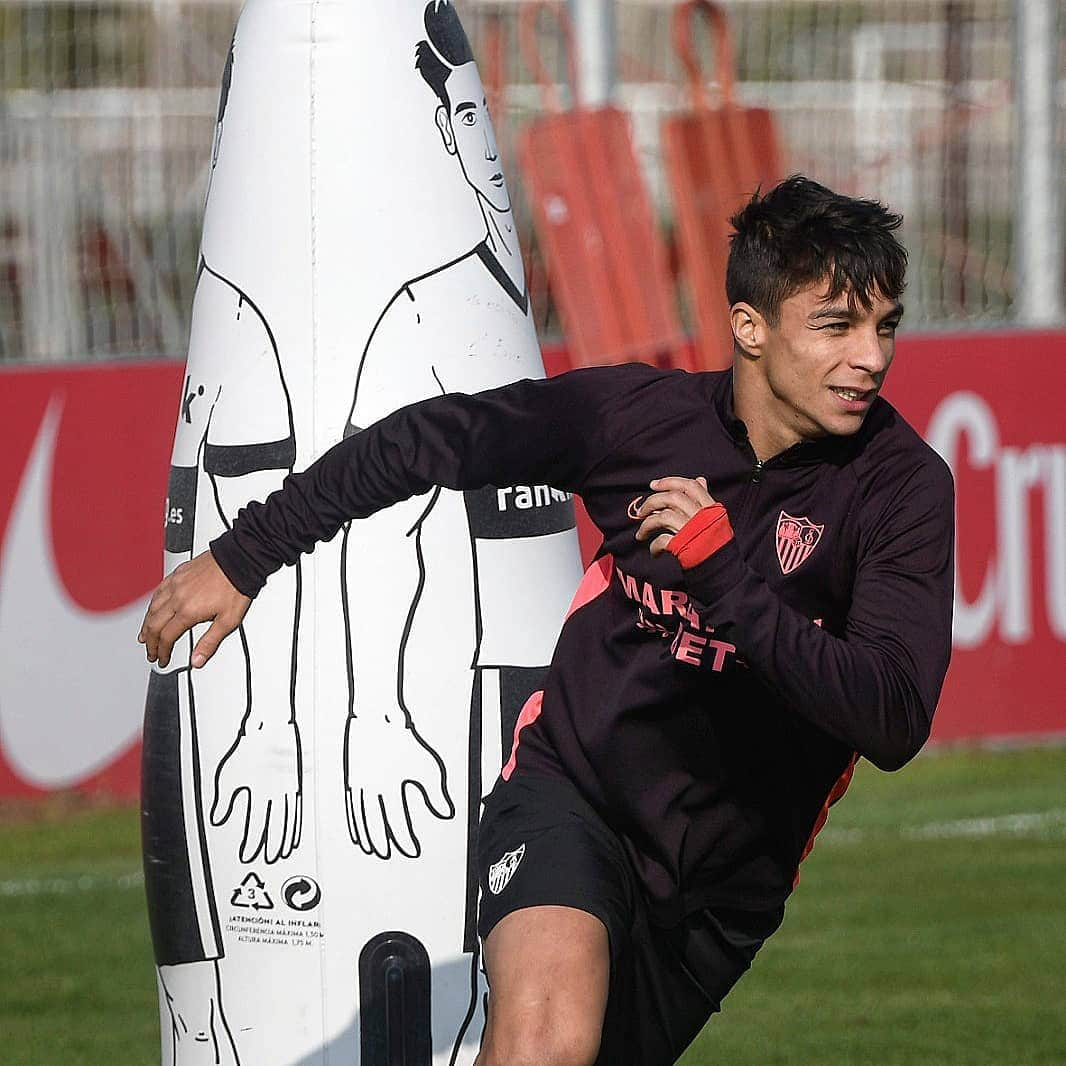 セビージャFCさんのインスタグラム写真 - (セビージャFCInstagram)「Vuelta al trabajo pensando ya en la #CopaDelRey 🏆 #vamosmiSevilla #WeareSevilla #training #sevilla」1月4日 23時14分 - sevillafc