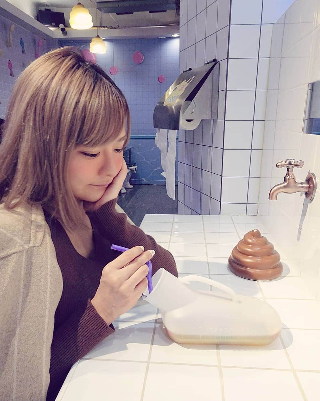 YuhKawasakiさんのインスタグラム写真 - (YuhKawasakiInstagram)「台湾といえばここやね🚻💩 尿瓶でティーを飲むのは 初めての経験🔰(笑) 見えてないけど 便器に座ってます🚽(笑) . #便所レストラン #台湾 #モダントイレレストラン #台北 #台北カフェ #台北レストラン#台湾カフェ#カフェめぐり #トランカー #ウーバーイーツ #旅スタグラマー #士林 #グルメ部 #アジア旅 #カフェ活 #アジア旅行 #アジア大好き #トラベラー #世界一周 #台北旅行  #台北観光 #親日 #おもしろい #カップル旅 #GoProのある生活 #台湾グルメ #グルメ会 #サプライズ #尿瓶 #バックパッカー じゃないよ」1月4日 23時17分 - yuhkawasaki