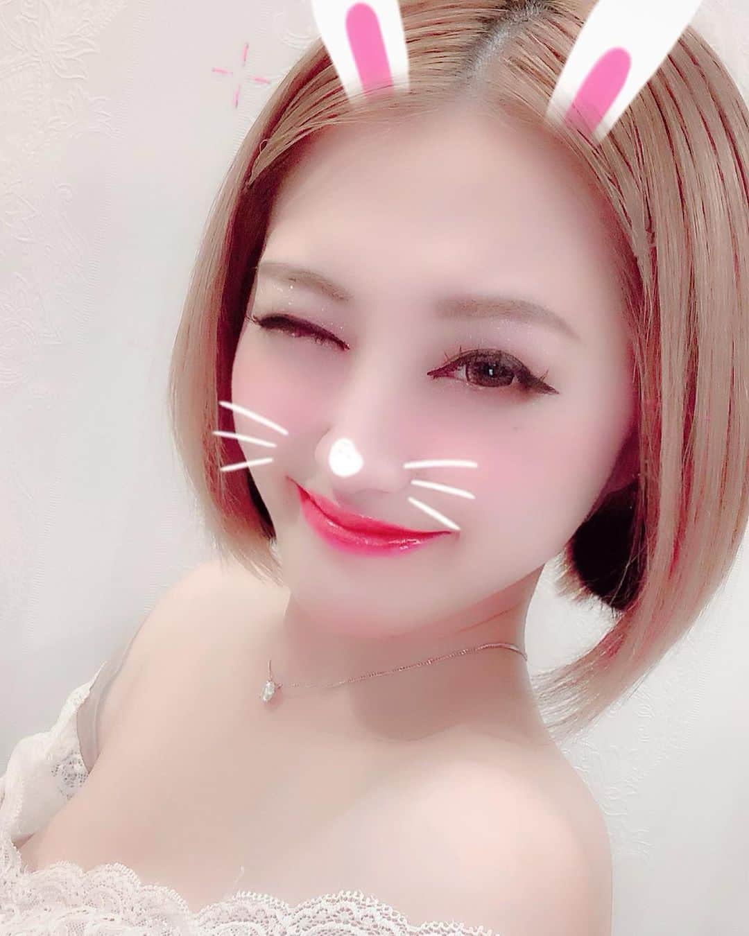 のインスタグラム：「. 真ん中わけどうー？ . . #真ん中わけ　#ボブ　#ショート　#ショートヘア　#shorthair #bob #shortbob #blond #金髪ボブ　#haircolor #hairstyle #hairsalon #offshoulder」