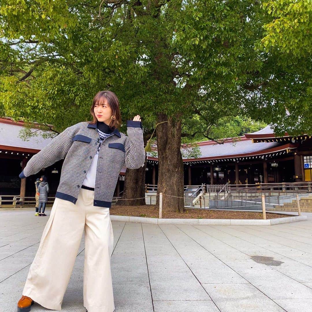 鈴木愛理さんのインスタグラム写真 - (鈴木愛理Instagram)「✴︎ 東京のいいね👍を見つける「東京GOOD!」 . 明後日1月6日放送の東京GOOD!は 「100年かけて作られた人工の森 明治神宮」　⛩ . 実は、はじめての明治神宮でした。自然の素晴らしさに感動し、木々の意味合いに納得したロケ。ずーっと見てみたかったパワースポットにも行けましたよ❤︎是非見てくださいね！！！ #年明け前のロケだったというのと #明治神宮の紅葉が遅めというのもあり #とても素敵な紅葉が見れました😌 . . 番組公式インスタグラムもチェックよろしくお願いします💓 @tokyo_good_tvtokyo #tokyogood」1月4日 23時21分 - airisuzuki_official_uf