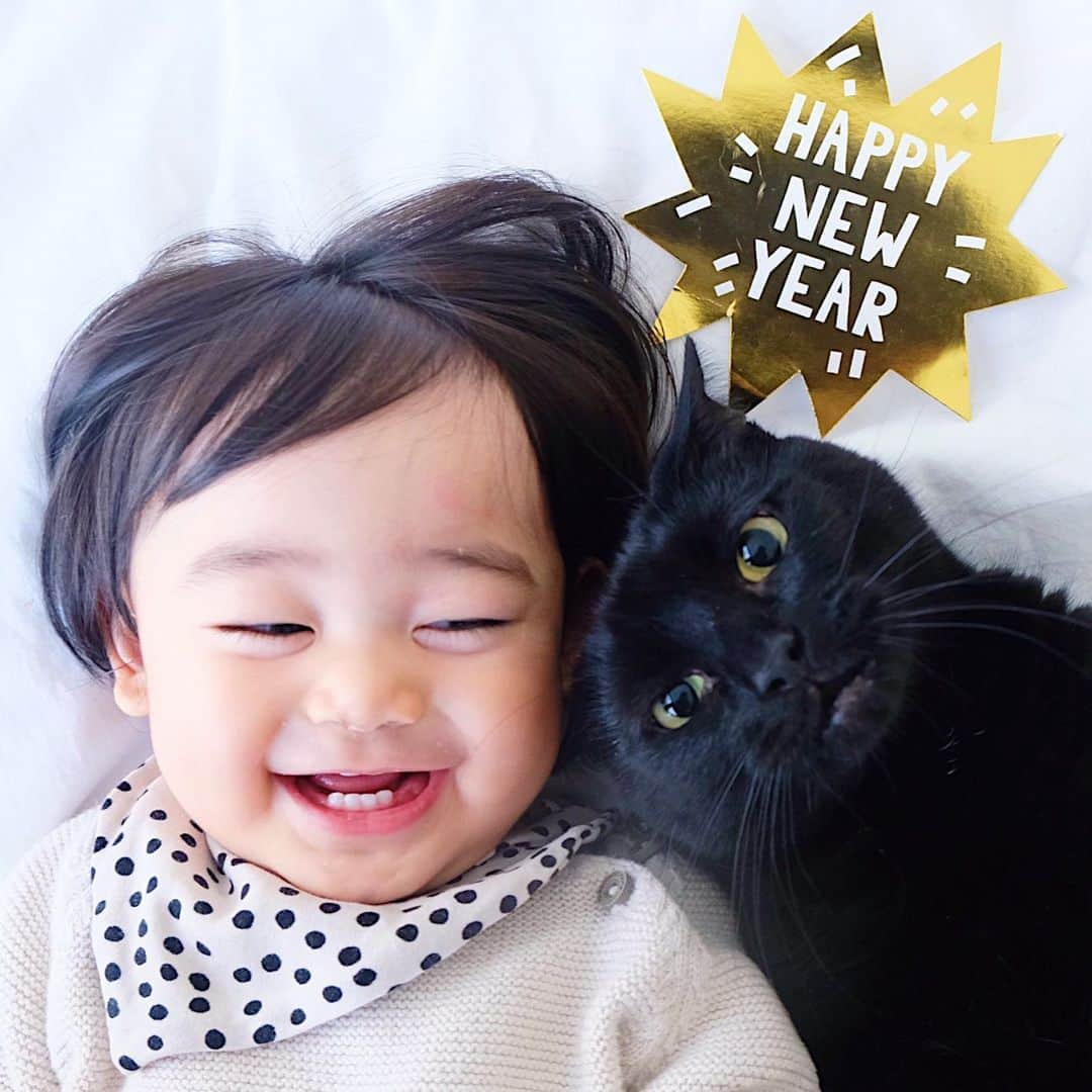 ギネス & ピムスさんのインスタグラム写真 - (ギネス & ピムスInstagram)「04/01/2020 ・ Hello 2020!!!! Have a fantastic Caturday, everyone! ・ ・ お正月用の写真。 別バージョン。 王子とだけはこんなのも撮りました。 温度差。笑 改めまして 本年もどうぞよろしくお願いします♬ ・ ・  #ギネスくん #ギネピムと凪くん  #1yearold #1歳 #1歳1ヶ月  #babyboy #男の子ベビー #赤ちゃんのいる生活 #赤ちゃんのいる暮らし #赤ちゃんと猫 #猫と赤ちゃん」1月4日 23時25分 - rina_takei