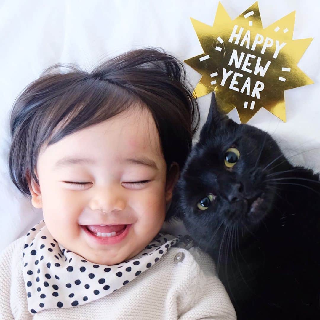 ギネス & ピムスさんのインスタグラム写真 - (ギネス & ピムスInstagram)「04/01/2020 ・ Hello 2020!!!! Have a fantastic Caturday, everyone! ・ ・ お正月用の写真。 別バージョン。 王子とだけはこんなのも撮りました。 温度差。笑 改めまして 本年もどうぞよろしくお願いします♬ ・ ・  #ギネスくん #ギネピムと凪くん  #1yearold #1歳 #1歳1ヶ月  #babyboy #男の子ベビー #赤ちゃんのいる生活 #赤ちゃんのいる暮らし #赤ちゃんと猫 #猫と赤ちゃん」1月4日 23時25分 - rina_takei