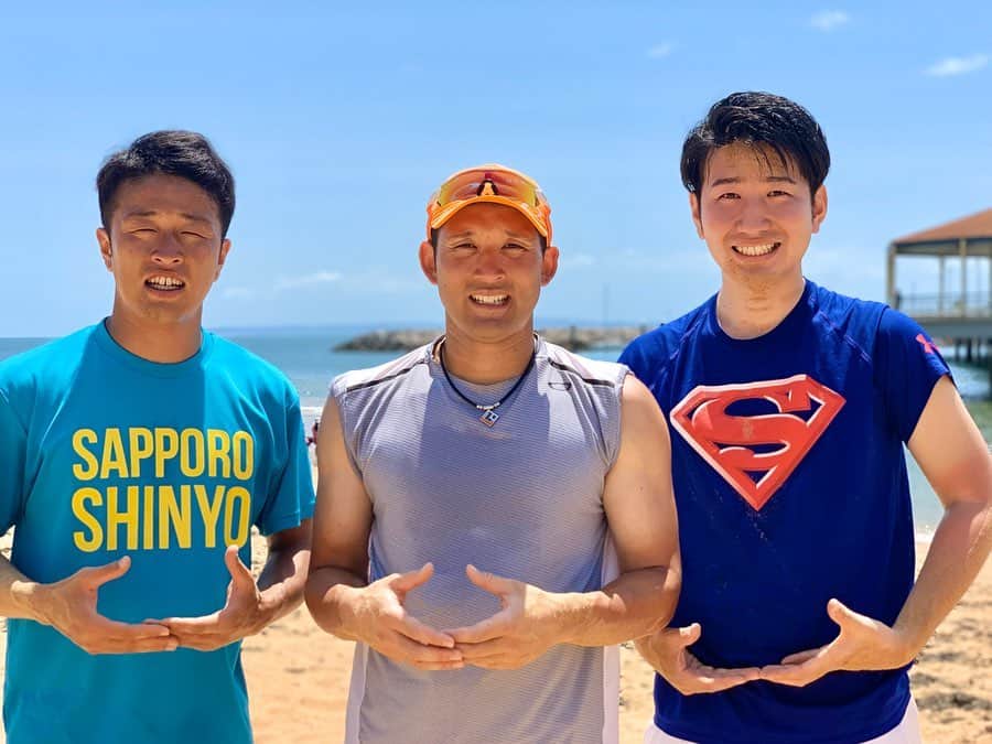 福田太郎のインスタグラム：「🔥杉谷拳士野生化計画🔥 灼熱の太陽が照りつける、真夏のオーストラリア。  この時期の杉谷拳士選手といえば テレビでも人気者で、話題性抜群。ですが！そんな頃 ご本人は、ストイックに野球と向き合っています。 ⠀ 『野生化計画』とは、 自らの持つチカラを、鍛え、最大限引き出し 一年通して戦える、強い体を作るためのプロセス。 底抜けに明るいキャラクターの内側にある、 野球への情熱を垣間見、毎年胸が熱くなります。  あと１０日間怪我なく駆け抜けて、 来シーズン、日本一に貢献してくれるはずです！  #杉谷拳士 #野生化計画 #オーストラリア #ブリスベン  #北海道日本ハムファイターズ #lovefighters サポート隊リーダー @daido_takaishi  トレーニングの詳細などは👆大道先生より  #HTB #アナウンサー #福田太郎 #砂浜ダッシュ #日焼け  #イチモニ！#FFFFF 放送日は決まり次第お伝えします！」