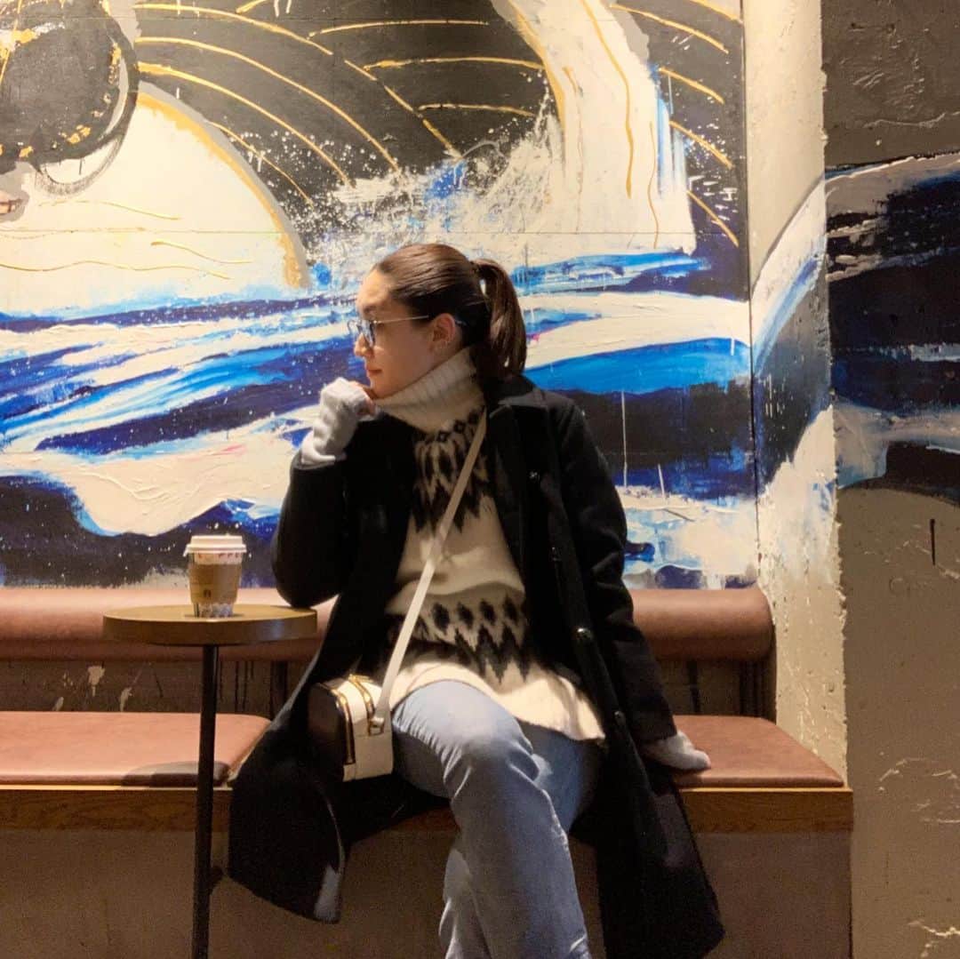 亀恭子のインスタグラム：「歯医者に行った日。 . . . 年末に、昔 治療済の奥歯が取れました。 とほほ . . 久しぶりの外出に、 バックシャンなニットを❤︎ . . とはいえ、 自宅と歯医者でしか見えてなかった… . . today's… #fashion #ootd #kkstyle #tokyo #kamescloset #coat #drawer #knit #uhr #pants #upperhights #gloves #johnsmedley #bag #epi #winter #january」