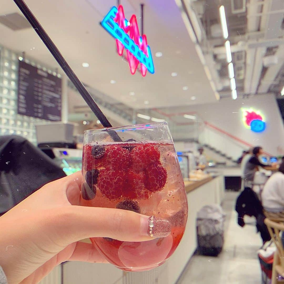 アンジェリカさんのインスタグラム写真 - (アンジェリカInstagram)「🍓💜 . ベリーベリーソーダ🍸 お参り行った後に少し休憩で飲んだもの♡ 名前も見た目も可愛いネ❣⃛ . 🍓💜 #原宿カフェ #原宿 #ベリーベリーソーダ #ブルーベリー #休憩 #cafe #cafestagram#飲みすたぐらむ」1月4日 23時30分 - ange1115