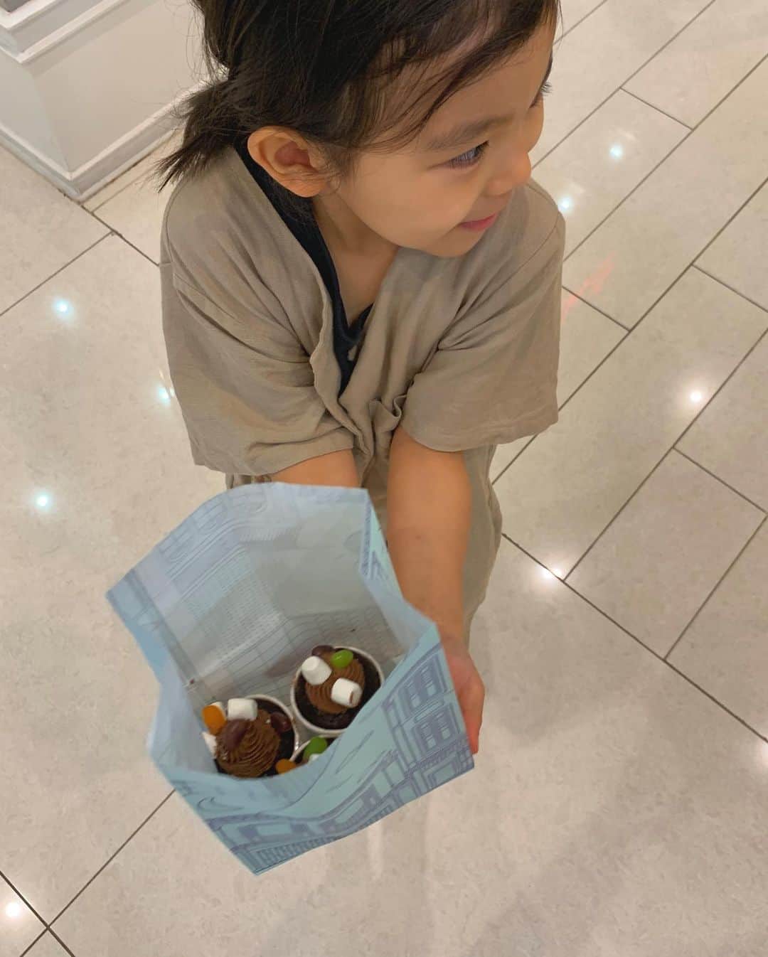 春名亜美さんのインスタグラム写真 - (春名亜美Instagram)「ホテル内の @budsbyshangrila にはお菓子作り教室(Let's Bake!)もあって、息子の希望で参加🧑🏻‍🍳 チョコレートカップケーキ作りを楽しんでましたが、#息子はチョコレートが嫌い 🙂 でもこのカップケーキ、めちゃくちゃ美味しかった🥰 ・ ・ ・ #シンガポール #singapore #子連れシンガポール #子連れ旅行 #シャングリラシンガポール #シャングリラホテルシンガポール #shangrilahotel #buds #budsbyshangrila  #レッツベイク#shangrilahotelsingapore」1月4日 23時30分 - amiharunaami