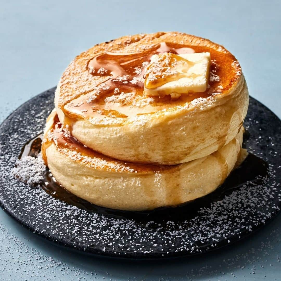 Food & Wineさんのインスタグラム写真 - (Food & WineInstagram)「We could definitely go for pancakes this morning. You've probably already seen these high-rise soufflé pancakes all over your feed—they started gaining traction in 2014 in Osaka, Japan, and are now popping up on menus around the U.S., like these from @fluffysnyc. Tap the link in our bio to make them in your kitchen. 📷: @gregdupree」1月4日 23時30分 - foodandwine