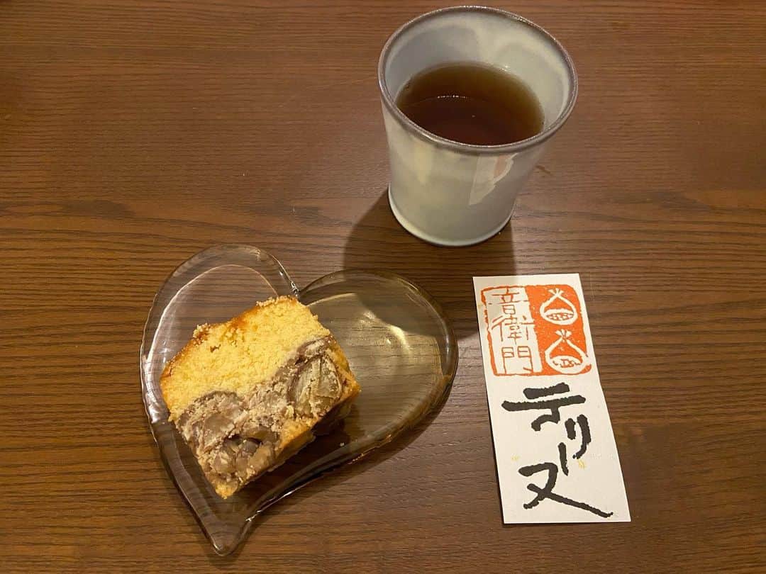 若井久美子さんのインスタグラム写真 - (若井久美子Instagram)「本年もよろしくお願いします🎍  2020年。お節をいただいたりバレエを観たり両親と食事会したり。ゆっくりと時間が流れております✨ 母オススメの足立音衛門さんの栗のテリーヌケーキ🌰をいただいて悶絶している最中です。 最近栗にハマってます。」1月4日 23時32分 - wakai_kumiko