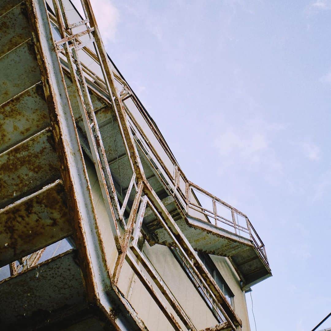 のインスタグラム：「damn blue sky」