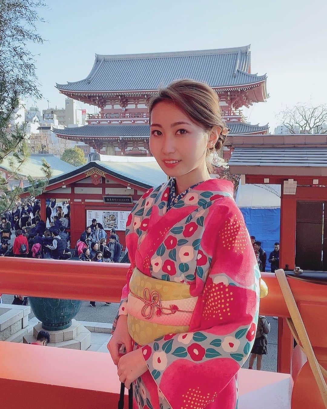 のインスタグラム：「📍浅草寺﻿ ﻿ 今年も浅草寺へお参りに😊🎍 ﻿ ﻿ #ahappynewyear #newyear2020 #2020 #元旦 #新年 #あけましておめでとうございます #浅草 #japan #tokyo #kimono #着物 #japanasekimono #2020年 #japanesegirl #浅草寺 #和装 #初詣 #お正月 #着物女子 #着物コーデ #謹賀新年 #今年もよろしくお願いします #MYTOKYOIS #都営交通 #東京 #東カレ倶楽部」