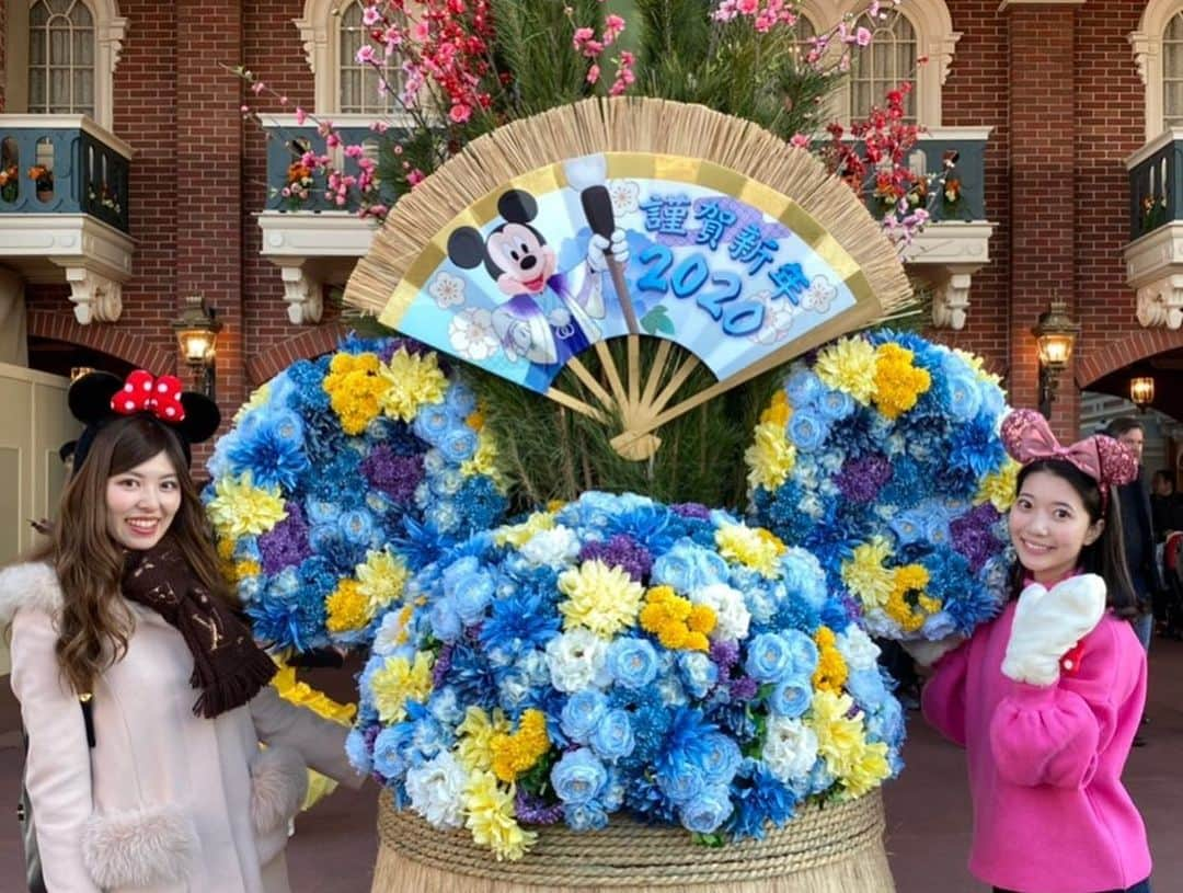 橘ゆりかさんのインスタグラム写真 - (橘ゆりかInstagram)「新年初のディズニーランドへ🏰❤️﻿ ﻿ これで年が明けた感〜😆！！﻿ ﻿ お友達のサノスとも気づけば長い付き合いです✨﻿ これからもよろしくねー🌈🌈🌈﻿ ﻿ ﻿ 限定のきなこチュロスおいしすぎる終わらないで😭💓 #ディズニーランド #チュロス #お正月ディズニー #ねずみ年 #ディズニー好き #お正月 #橘ゆりか #ニューイヤーズグリーティング #tdl #tokyodisneyland」1月4日 23時41分 - yuricalcal