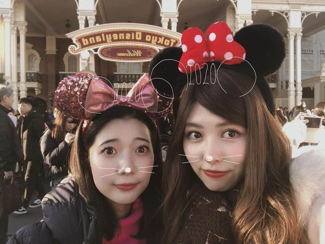 橘ゆりかさんのインスタグラム写真 - (橘ゆりかInstagram)「新年初のディズニーランドへ🏰❤️﻿ ﻿ これで年が明けた感〜😆！！﻿ ﻿ お友達のサノスとも気づけば長い付き合いです✨﻿ これからもよろしくねー🌈🌈🌈﻿ ﻿ ﻿ 限定のきなこチュロスおいしすぎる終わらないで😭💓 #ディズニーランド #チュロス #お正月ディズニー #ねずみ年 #ディズニー好き #お正月 #橘ゆりか #ニューイヤーズグリーティング #tdl #tokyodisneyland」1月4日 23時41分 - yuricalcal