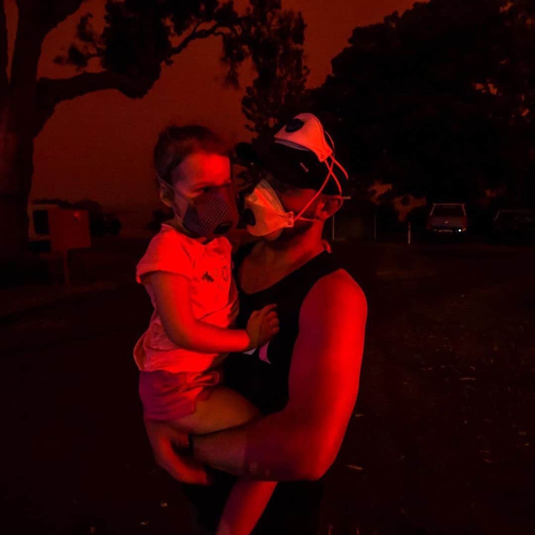 ヒュー・ジャックマンのインスタグラム：「How can you help? Tap on the image for just a few of the organizations who are working tirelessly to fight the bushfires ... to save lives, wildlife and property. #australianbushfires」