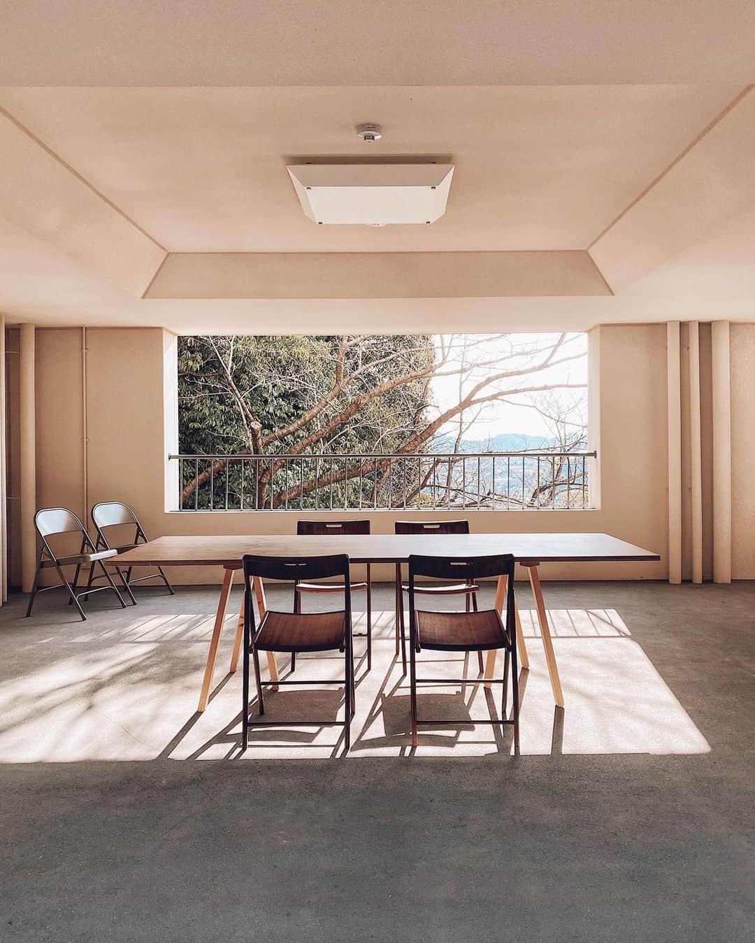 三浦大地さんのインスタグラム写真 - (三浦大地Instagram)「LOGは昭和38年に建てられた住宅をリノベーションした宿泊施設。  建築を手がけたのはスタジオ・ムンバイのビジョイ・ジェイン。  地元の自然素材を積極的に使い、生き物や環境に優しい建築を設計。  ミニマルながらも懐かしさと新しい感覚が心に滲みる。  とても好きな宿でした。  #log #尾道」1月4日 23時44分 - daichi_1127