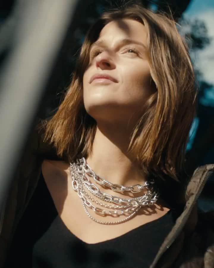デビッドヤーマンのインスタグラム：「A bright beginning ✨ @regitzehc kicks off the first weekend of 2020 wearing luminous layers of Wellesley Link™ necklaces and 🔗. #DavidYurman」