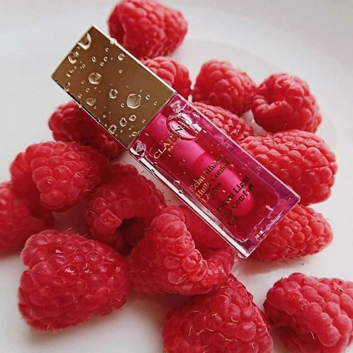 CLARINSさんのインスタグラム写真 - (CLARINSInstagram)「Lip Comfort Oil in 02 Raspberry softens & smoothes lips with 100% natural plant oils & ingredients (including raspberries!), while leaving behind a shining touch of soft color 📷: @ody975 #ClarinsMakeup #MakeupHeroes」1月4日 23時50分 - clarinsusa