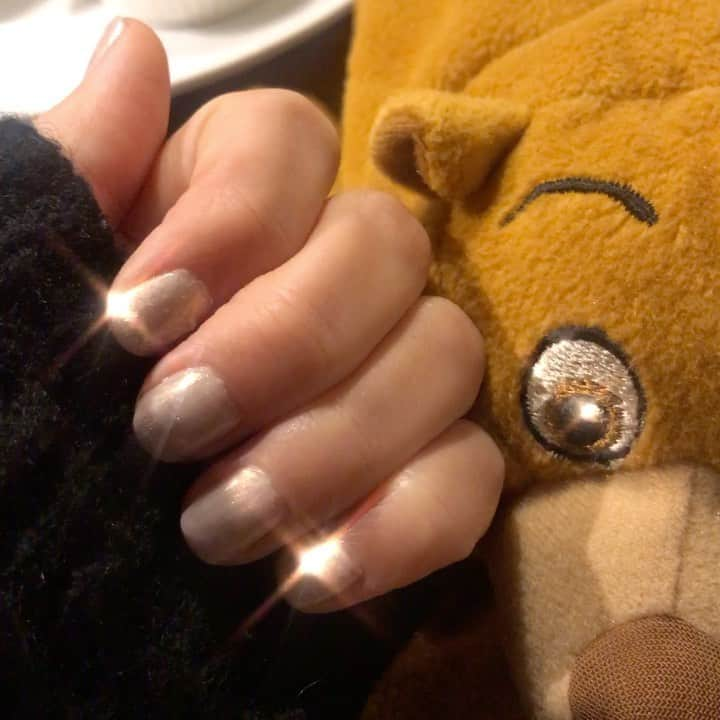 りっちゃんのインスタグラム：「2020年初ネイル💅﻿ うすむらさきにオーロラ足したらいい感じ。﻿ ﻿ #nail #ネイル #オーロラネイル﻿ #risako_nailmemo」