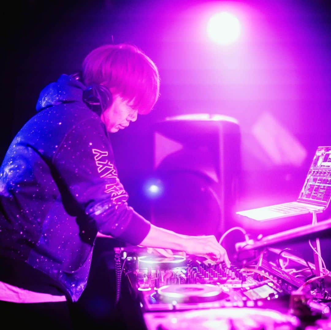 DJ U-ICHIのインスタグラム：「元旦は京都へ 何度も行ってる街ですが、お正月の京都は初めてでした。 @djsancon さんを通じて知り合った @djyasu4645  前日に携帯無くしたそうで… なかなかのスタートだったね。 @kyotochambers にはDJや遊びにも行ったこたある好きなクラブですが @purple_chambers に初参加。 DJ以外にも、スタッフのHOME MADE 家族　愛を沢山聞きながら楽しい1日でした。 みなさん、ありがとうございました😊 そして、わざわざ東京から遊びにら来てくれたユウタ！ @yuta_photo_0823  ありがとう😊📸 今年もよろしく！ #2020年 #元旦 #京都 #kyoto #dj #djlife  #初詣 #八坂神社」