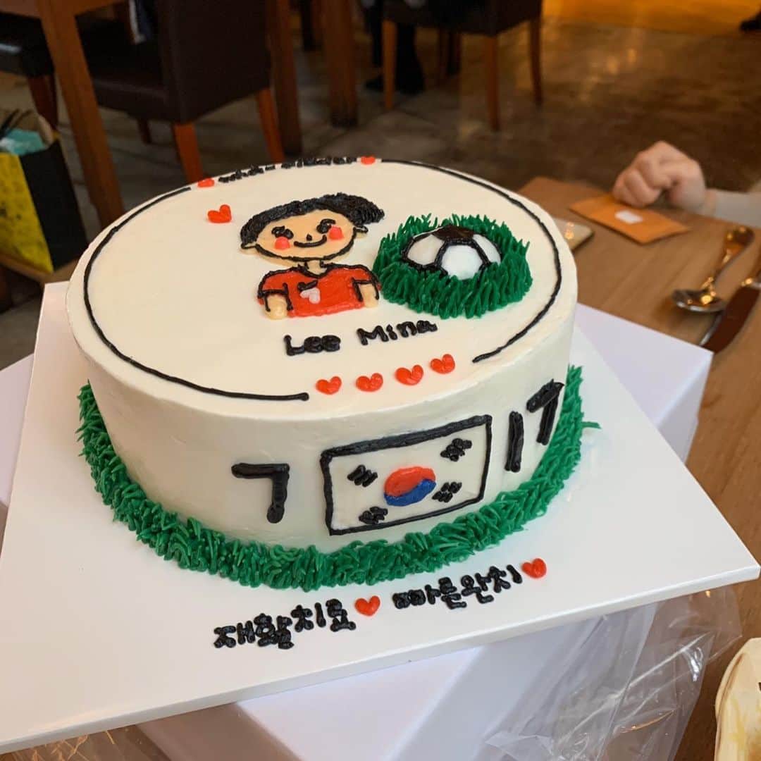 チョ・ミニョンさんのインスタグラム写真 - (チョ・ミニョンInstagram)「사실 이민아선수가 큰 부상으로 재활치료 중이랍니다.. 지난 2019 월드컵에도 이미 부상당한 그 몸으로 모든 경기를 다 뛰었어요. 저는 이 사실을 듣고 너무 놀랐어요,, 국민들의 기대와 그 기대에 부응하고 싶은 마음이 이미 거동이 힘든 민아의 몸을 뛰게 해준 거죠,, 분명 미칠듯 아팠을 거예요... 하지만 축구팬들을 위해 아픔이라는 통증을 잠가둔 민아 그로 인해 부상의 정도가 원래 심했던 몸이 월드컵 후 앉을 수도 없고, 일상생활이 어려울 정도의 통증이 민아를 집어삼켰고,,, 상상할 수 없는 그 힘든 시간 속 이민아 선수는 다시 도전을 시작했어요 ☺︎ෆ 많은 축구 팬분들과 대한민국 여자축구를 위해 그라운드 잔디를 밟을 준비 중이랍니다 ♥ - 여자축구하면 아직도 생소하고, 여자가 무슨 축구냐며 코 웃음 치는 분들 도 계신데... 유투브에 이민아선수 플레이 영상 한 번 봐주세요 왜 그녀가 여자 박지성 이라는 수식어가 붙었었는지 알게 될 거예요 매 경기 90분 내내 뛰어다닌 그녀의 노력을 우리가 몰라 볼 수 없죠☺️ 많은 분들이 이민아선수를 응원해주면 좋겠어서 이렇게 글을 남기네요🥰❣️ - #대한민국여자축구화이팅 #이민아화이팅 ♥」1月4日 23時56分 - xxjominxx