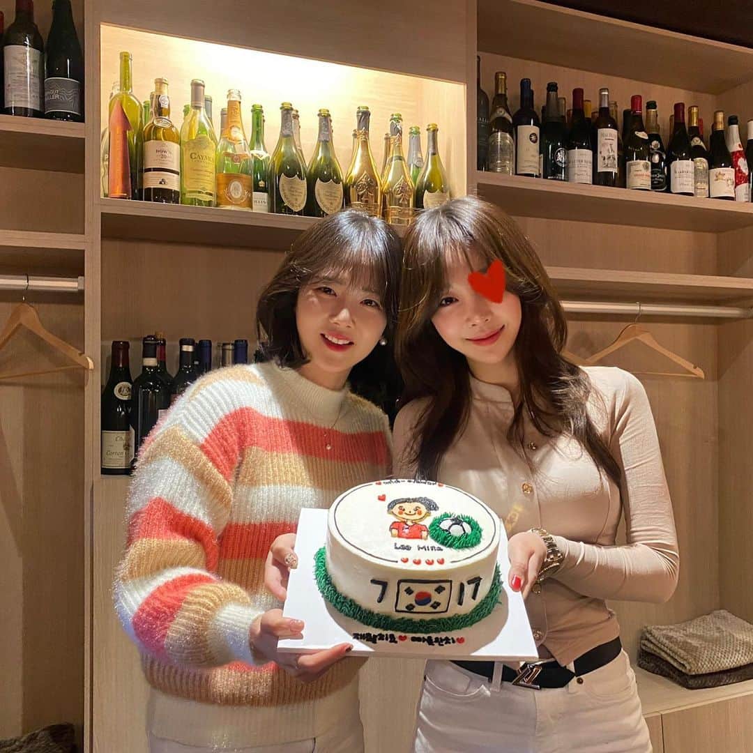 チョ・ミニョンさんのインスタグラム写真 - (チョ・ミニョンInstagram)「사실 이민아선수가 큰 부상으로 재활치료 중이랍니다.. 지난 2019 월드컵에도 이미 부상당한 그 몸으로 모든 경기를 다 뛰었어요. 저는 이 사실을 듣고 너무 놀랐어요,, 국민들의 기대와 그 기대에 부응하고 싶은 마음이 이미 거동이 힘든 민아의 몸을 뛰게 해준 거죠,, 분명 미칠듯 아팠을 거예요... 하지만 축구팬들을 위해 아픔이라는 통증을 잠가둔 민아 그로 인해 부상의 정도가 원래 심했던 몸이 월드컵 후 앉을 수도 없고, 일상생활이 어려울 정도의 통증이 민아를 집어삼켰고,,, 상상할 수 없는 그 힘든 시간 속 이민아 선수는 다시 도전을 시작했어요 ☺︎ෆ 많은 축구 팬분들과 대한민국 여자축구를 위해 그라운드 잔디를 밟을 준비 중이랍니다 ♥ - 여자축구하면 아직도 생소하고, 여자가 무슨 축구냐며 코 웃음 치는 분들 도 계신데... 유투브에 이민아선수 플레이 영상 한 번 봐주세요 왜 그녀가 여자 박지성 이라는 수식어가 붙었었는지 알게 될 거예요 매 경기 90분 내내 뛰어다닌 그녀의 노력을 우리가 몰라 볼 수 없죠☺️ 많은 분들이 이민아선수를 응원해주면 좋겠어서 이렇게 글을 남기네요🥰❣️ - #대한민국여자축구화이팅 #이민아화이팅 ♥」1月4日 23時56分 - xxjominxx
