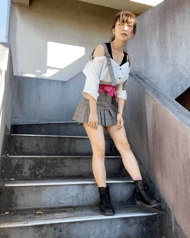 ぱいぱいでか美のインスタグラム：「明日はみんなに会える日ですイェイ ꙳ #APOKALIPPPS #屈伸 #ぱいぱいでか美の屈伸 ꙳ 明日はぱいぱいでか美のソロ活動とは別でやってる ユニット活動のAPOKALIPPPSとしてイベントが2つ！ お昼は新年会、夜はライブです☻ 楽しみじゃい。 告知まとめたblog書いたからよかったらハイライトからみてねん。」