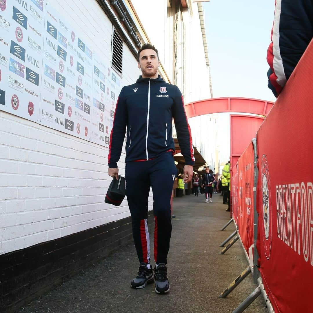 ストーク・シティFCさんのインスタグラム写真 - (ストーク・シティFCInstagram)「It's Emirates FA Cup third round action for City this afternoon. Michael O'Neill has made seven changes to his line-up for the tie in West London. #SCFC 🔴⚪️」1月5日 0時00分 - stokecity