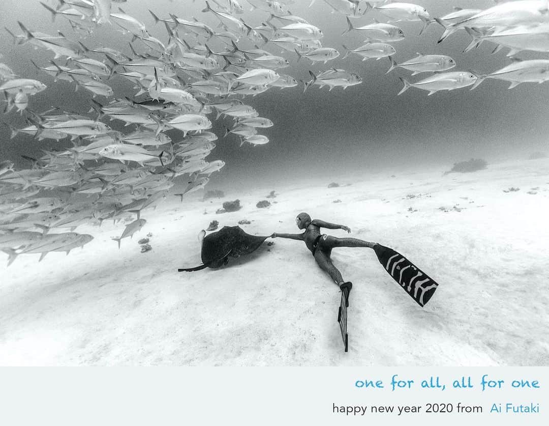 二木あいさんのインスタグラム写真 - (二木あいInstagram)「“one for all, all for one”. Happy New Year 2020!! photographed @darrenjew  Special Thanks @blancpain1735 #blancpainoceancommitment @bewet_water_suits @breier.sas @aqua_lung_japan @shigeta_paris  #underwater #freediving #underwaterworld #onebreath #zen #tranquility #health #love #happiness #smile #life #calmness #mindfullness #communication #mind #serenity #beauty #oneness #interaction #nature #ocean #earth #coexist #connection #message  #aifutaki」1月5日 0時00分 - aifutaki