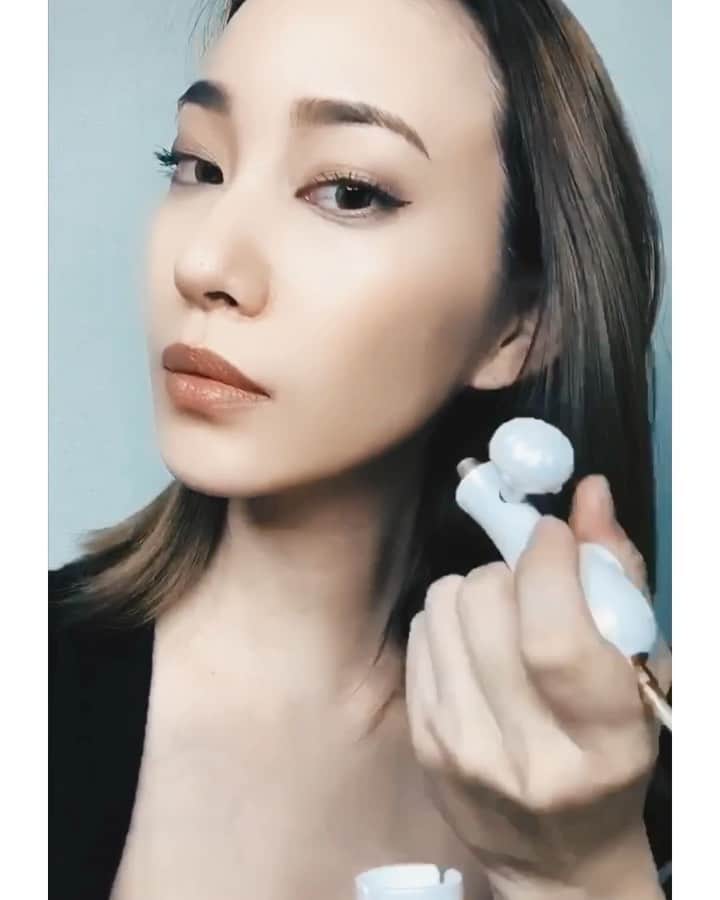 のインスタグラム：「@airproudofficial のエアメイク。 初めて使ってみた！感動😂😂😂 化粧水にも、ファンデにも使えて、電源もいらない見た目もかわいい🧚🏻‍♀️ ミストで塗布すると、びっくりするくらい崩れもしないし、陶器みたいな肌にしてくれる優れもの。 エアブラシって扱いが難しいイメージだったけど、思い切っし覆された！ 簡単、時短、高保湿。 もっと普及してほしい😂😂 ガスタンクも結構入ってて、コスパもよき。 使ってみたい方、サロンに置くので是非お声かけくださいな！ . . . #エアプラウド #フロムハンドエア #メイク #ベースメイク #ファンデーション #化粧水 #極上の陶器肌 #新しい肌 #綺麗な肌になりたい #美肌 #美容 #qoo10」