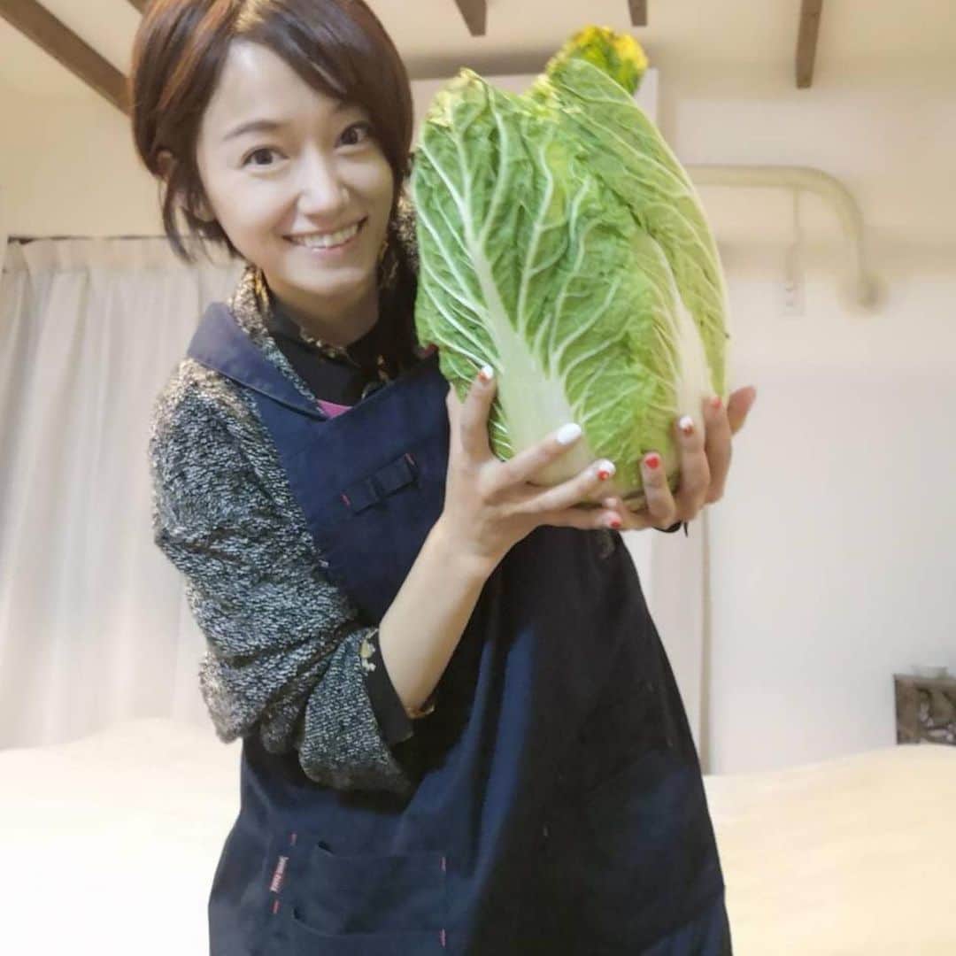 今村美乃さんのインスタグラム写真 - (今村美乃Instagram)「先日の舞台で初めて出会った　#平井亜矢子 ちゃんのご実家は農家さんだそうで、舞台上で使ったあやちゃんのご実家のお野菜が美味しかったもんだから、舞台で残った野菜は全部持って帰らせてもらいました😆✨みんな要らないって…！なんでーーー！！！そしたらね、年末年始ご実家に帰った時にまた沢山野菜を送ってくれました♥️やっぱり手作りのお野菜は最高に美味しいのです。白菜なのにね、ホクホクなんだよ。下ごしらえしたので、これから約１ヶ月ほどかけていただきます🎀🎀🎀昔から書いてますが、私は節約とか貯金が超好きで、色々工夫して楽しく生活した後に好きなもの買ったり旅行行くのに✈️ものすごく喜びを感じるタイプの人間みたい🙆‍♀️そういう話を良くしていたら、周りのみんなにどうやってるのー？って聞かれる事が多くなって、私ができる事ならいつか皆さんに伝えたいなーって思ったりしてます🕊🕊🕊今年の目標は一回でもそういう活動が出来たらいいな！」1月5日 0時14分 - imamurayoshino
