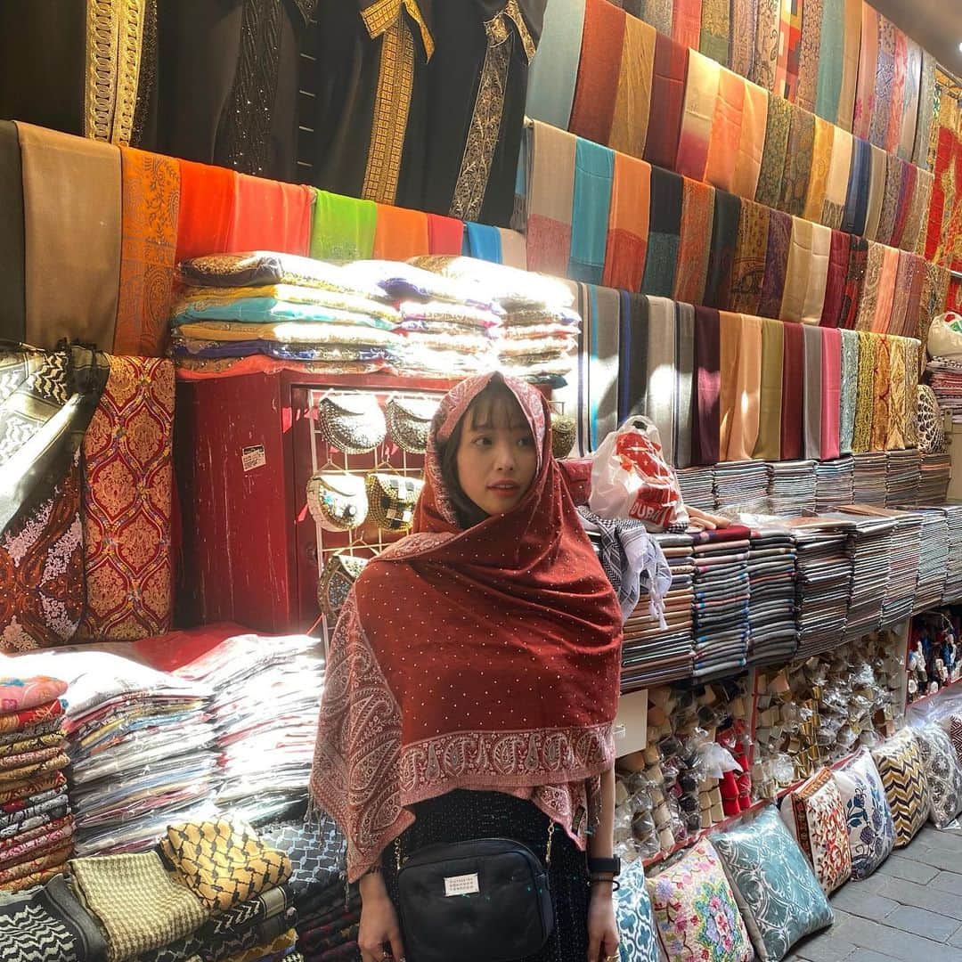 のインスタグラム：「ドバイ旅ラスト。 オールドドバイのスーク、綺麗なストールとポーチ、珍しいスパイスも買えて大満足🥺 あとはワイルドワディウォーターパークがめっっちゃくちゃ楽しかった！！！スライダーの種類も多くて、下から上に上がってくるスライダーも初めてだし、距離時間も長くて、楽しすぎた！！スライダー中とかパークにカメラマンさんが沢山いてやたら撮ってくれて、まんまと最後データを買っちゃった！だから携帯もちこまなくていいのも便利🥺もちろん載せれるような写真はないけども！ #おさかなゆきの旅 次はどこにいこうかな〜 2020年も頑張りたくなるリフレッシュができました☺️」