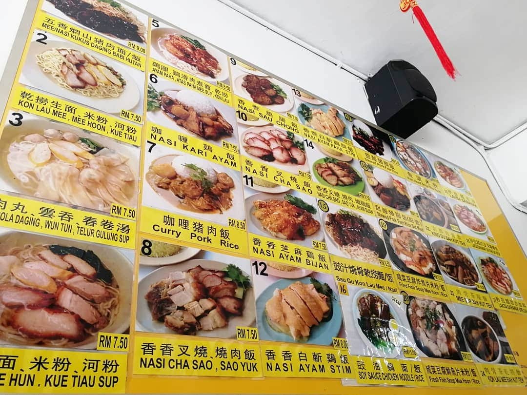 桐島瑞希さんのインスタグラム写真 - (桐島瑞希Instagram)「【映えないけど激ウマなローカルフード🤭🥩】 14時のフライトでシンガポールに戻ってきました！ picはコタキナバル最後のランチ、２日連続で通ったローカルのお店✌️ 手作り感満載のあんまん&巨大肉まん、チャーシューののったラクサや、スペアリブののった麺！200〜300円位で食べられるの、本当に信じられない🤣 ロンドンだったら、コーヒーすら買えないよ〜😂 #インスタ映えない #ローカルフード #ヨーロッパ と#アジア の#ギャップ 凄い#服装 がどんどんラフになる😂#マレーシア #malaysia #コタキナバル #kotakinabalu  #マレーシア旅行 #ボルネオ島 #海外旅行好きな人と繋がりたい #旅スタグラム #海外旅行 #海外暮らし」1月5日 0時37分 - mizkirisiii
