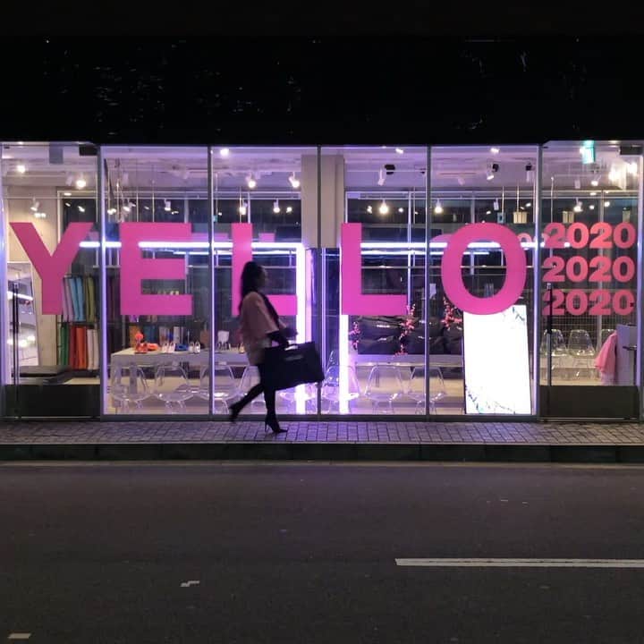 のインスタグラム：「walking into 2020 like…💗💗💗 YELLO大阪初売りセール会場は 2020年の扉をひらいてご入店となります🌸 最初は謎に包まれていた、YELLO初の福袋。 噂が噂をよんで人気がヒートアップし吟味激戦中🚨 Sは完売しXLも残りわずかとなりました🌸🙇🏻‍♀️🌸 明日が大阪開催最終日となりますので 悔いなきように🙏🏼🙏🏼💗 #YELLO #yelloshoes @yelloshoes_official」