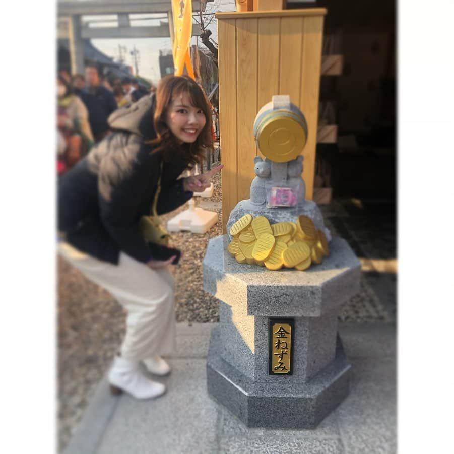 加藤里奈（カトリーナ）さんのインスタグラム写真 - (加藤里奈（カトリーナ）Instagram)「💰🐹💰🐹💰🐹 続いて、山田天満宮へ… 天満宮なので受験生もたくさんいましたが、 金運招福、商売繁盛、開運くじなどの御利益があるという 金神社があるので、大人もわんさかいました✨笑 むしろ金神社は、1時間近く並ぶほどの人気だったので、 金運アップガチ勢がメイン！？な感じでした🤣笑 * でもたまたま金運アップガチ勢が多かったわけではなく、 金神社でまつられている神様の使いとされていているのが 今年の干支である「ネズミ」🐭！！ ネズミは財をため込む動物とのいわれがあるのです🐭💰 そのため、今年この金神社が注目されているというわけ✨ * ちなみに、金神社では、 ザルの中にお金や宝くじなどを入れて洗う 銭洗い・黄金洗いができます💴 えびす様とだいこく様に御神水をかけ、 その流れ出た御神水にて洗い清めると、 福徳利益の御神徳を授かるといわれています💰✨ * また、金ねずみみくじも登場して大人気✨ 私たちも引きましたが、今度は3人揃って中吉🤣🤣 どんなけ気が合うのー🤣🤣🤣 * ちなみにお守りは、HPにも まだ掲載されていない最新バージョンです🐭❤️ * * #初詣 #令和二年 #御朱印集め #御朱印スタグラム #神社 #御朱印好きな人と繋がりたい #正月 #お正月 #謹賀新年 #山田天満宮 #金神社 #金運 #金運アップ #神社巡り #神社好きな人と繋がりたい #神社好き #神社仏閣 #御朱印ガール #おみくじ #おみくじは中吉 #お守り #御朱印巡り #名古屋 #御朱印 #子年 #開運 #2020 #おまもり #銭洗い #金ねずみ」1月5日 0時34分 - rinakatoktriiina