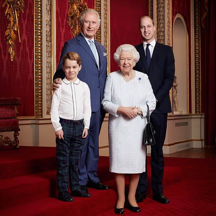 ELLE Germanyさんのインスタグラム写真 - (ELLE GermanyInstagram)「Welch entzückende Neujahrsgrüße aus dem britischen Königshaus! Um den Beginn der neuen Dekade zu würdigen, versammelten sich die Queen, Prinz Charles, Prinz William und der kleine Prinz George auf einem Foto! Das passierte übrigens zuletzt 2016. Das Bild stammt vom offiziellen Instagram-Account der Königsfamilie. @kensingtonroyal #happynewyear #newdecade #theroyals」1月5日 0時47分 - ellegermany