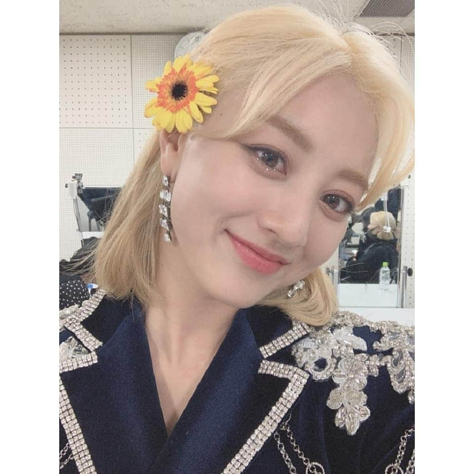 TWICEさんのインスタグラム写真 - (TWICEInstagram)「오늘 무대 열심히 준비했는데 너무 미끄러워서 너무너무너무너무 아쉽다.. ㅠㅠ 함께준비해주신 많은분들 죄송해요 기대해준 우리원스들두...ㅠㅠ너무 속상해 내일 더 잘하자!!!화이티이티잉 그리구 오늘 받은 상 너무 감사합니다😊😊❤️」1月5日 0時47分 - twicetagram