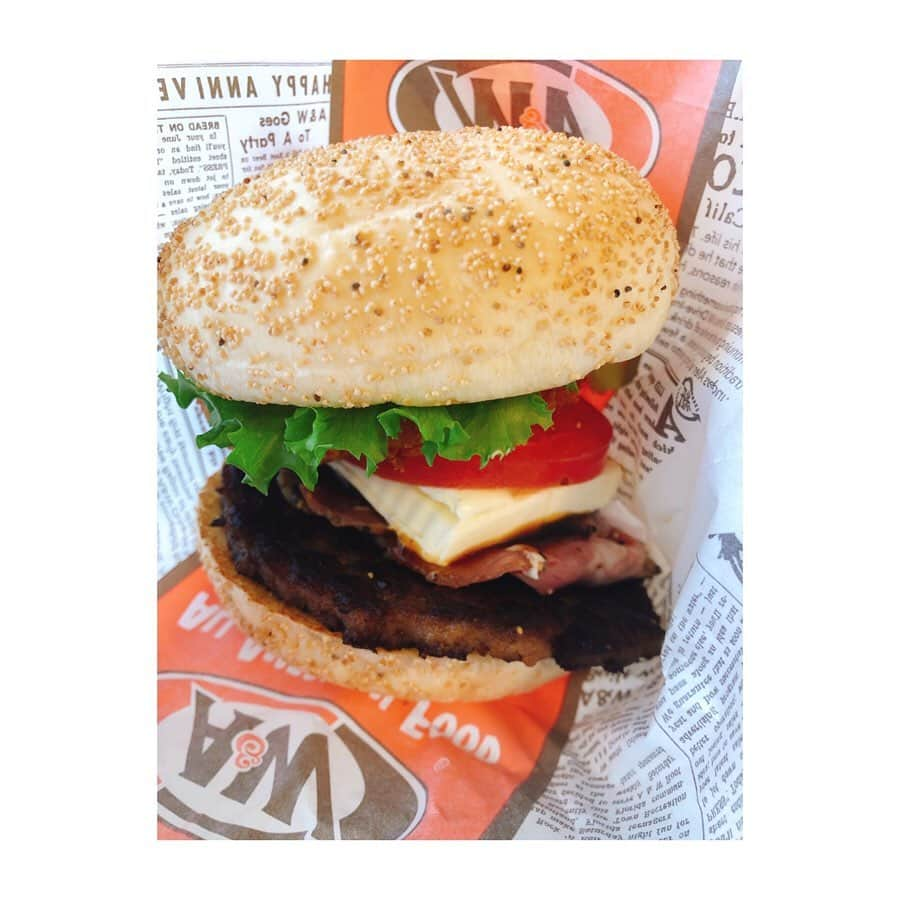 森田真以さんのインスタグラム写真 - (森田真以Instagram)「🍔 たまに食べると美味しいよね、ジャンクフード😙🍟笑 沖縄発祥のA&W初めて食べた🧡 . ルートピアっていう原材料謎のジュースは チョコレートと正露丸の混ざった味がして、 なんだかわたしは苦手だった🍫💊😅 . . .  #🍔 #🍟 #🥤」1月5日 0時47分 - morita_mai